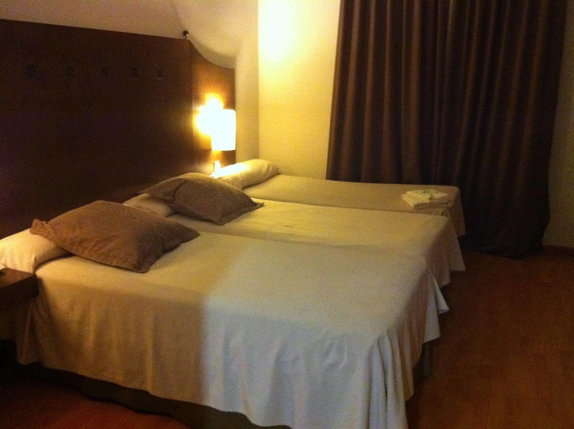 Exe Agora Caceres Hotell Exteriör bild
