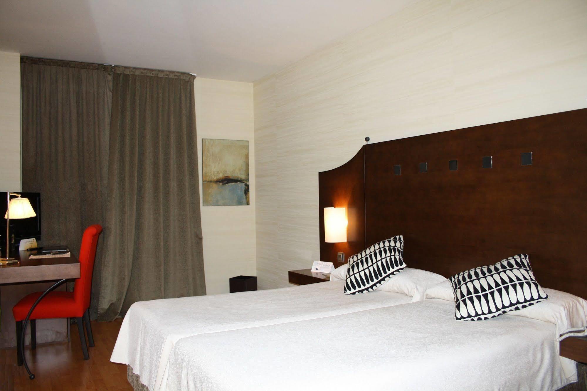 Exe Agora Caceres Hotell Exteriör bild